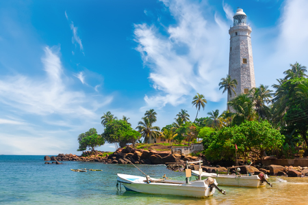 73779129-phare-blanc-dondra-head-et-palmiers-tropicaux-sri-lanka-près-de-matara