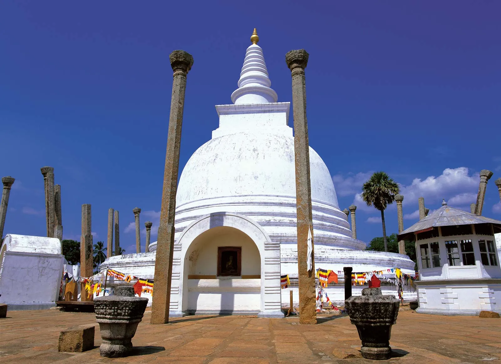 Thuparama-dagoba-Anuradhapura-Sri-Lanka