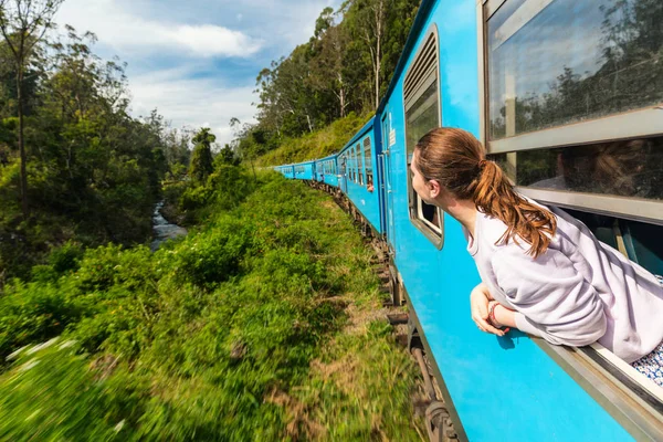 depositphotos_182893382-stock-photo-train-in-sri-lanka