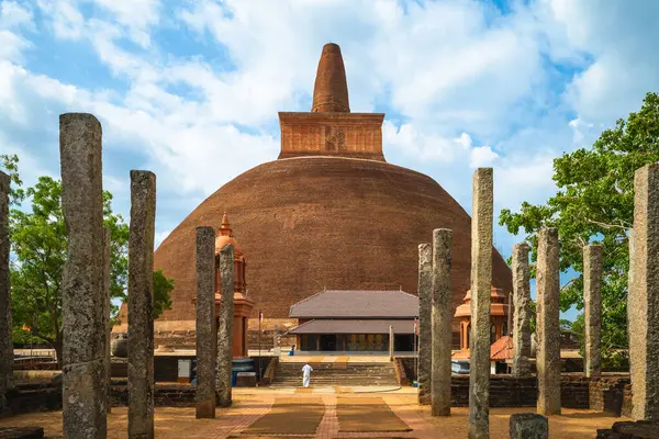 depositphotos_685784604-stock-photo-abhayagiri-dagoba-anuradhapura-major-city